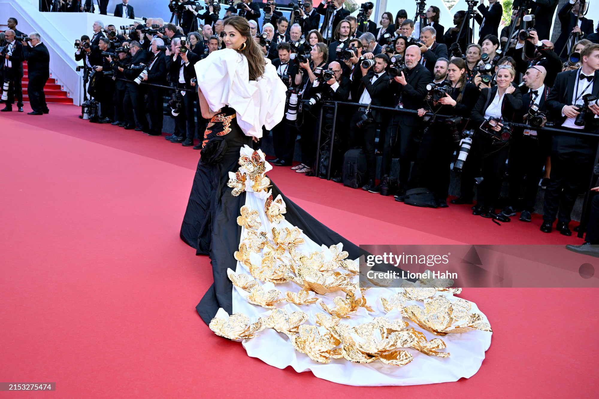 Thảm đỏ Cannes ngày 3: Chompoo Araya lộ cả nội y, con dâu trùm sòng bạc khoe body siêu mẫu chặt chém Chung Sở Hi - Trương Thiên Ái - Ảnh 14.