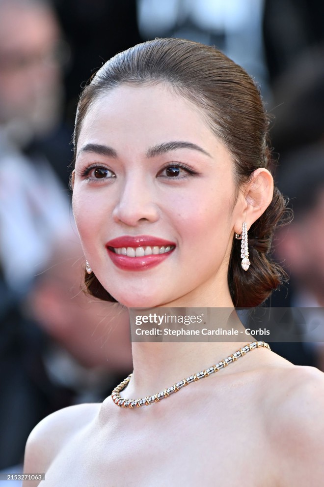 Thảm đỏ Cannes ngày 3: Chompoo Araya lộ cả nội y, con dâu trùm sòng bạc khoe body siêu mẫu &quot;chặt chém&quot; Chung Sở Hi - Trương Thiên Ái - Ảnh 14.