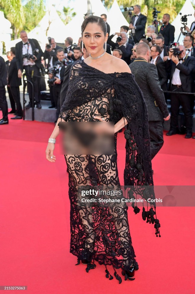 Thảm đỏ Cannes ngày 3: Chompoo Araya lộ cả nội y, con dâu trùm sòng bạc khoe body siêu mẫu &quot;chặt chém&quot; Chung Sở Hi - Trương Thiên Ái - Ảnh 3.