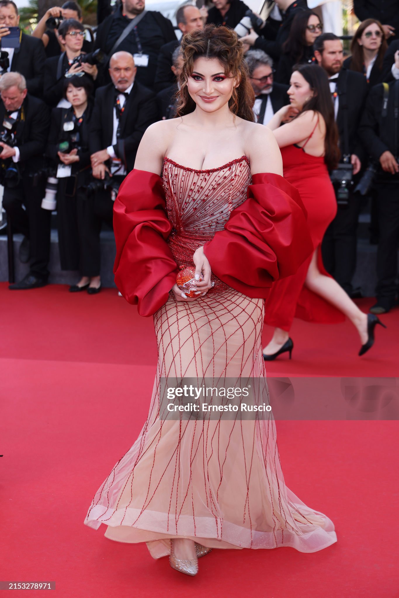 Thảm đỏ Cannes ngày 3: Chompoo Araya lộ cả nội y, con dâu trùm sòng bạc khoe body siêu mẫu chặt chém Chung Sở Hi - Trương Thiên Ái - Ảnh 31.