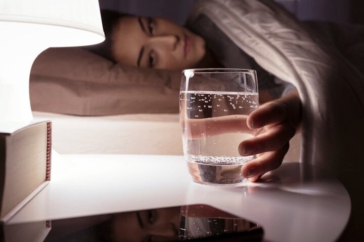 Uống loại nước này vào buổi tối trước khi ngủ, bạn sẽ nhận vô vàn lợi ích - Ảnh 1. Uống loại nước này vào buổi tối trước khi ngủ, bạn sẽ nhận vô vàn lợi ích - Ảnh 1.