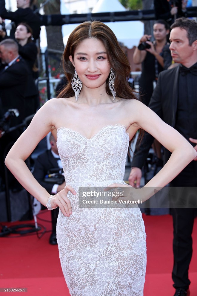 Thảm đỏ Cannes ngày 3: Chompoo Araya lộ cả nội y, con dâu trùm sòng bạc khoe body siêu mẫu &quot;chặt chém&quot; Chung Sở Hi - Trương Thiên Ái - Ảnh 37.