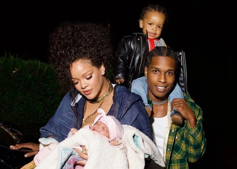 Ca sĩ Rihanna hé lộ nỗi sợ khi làm mẹ