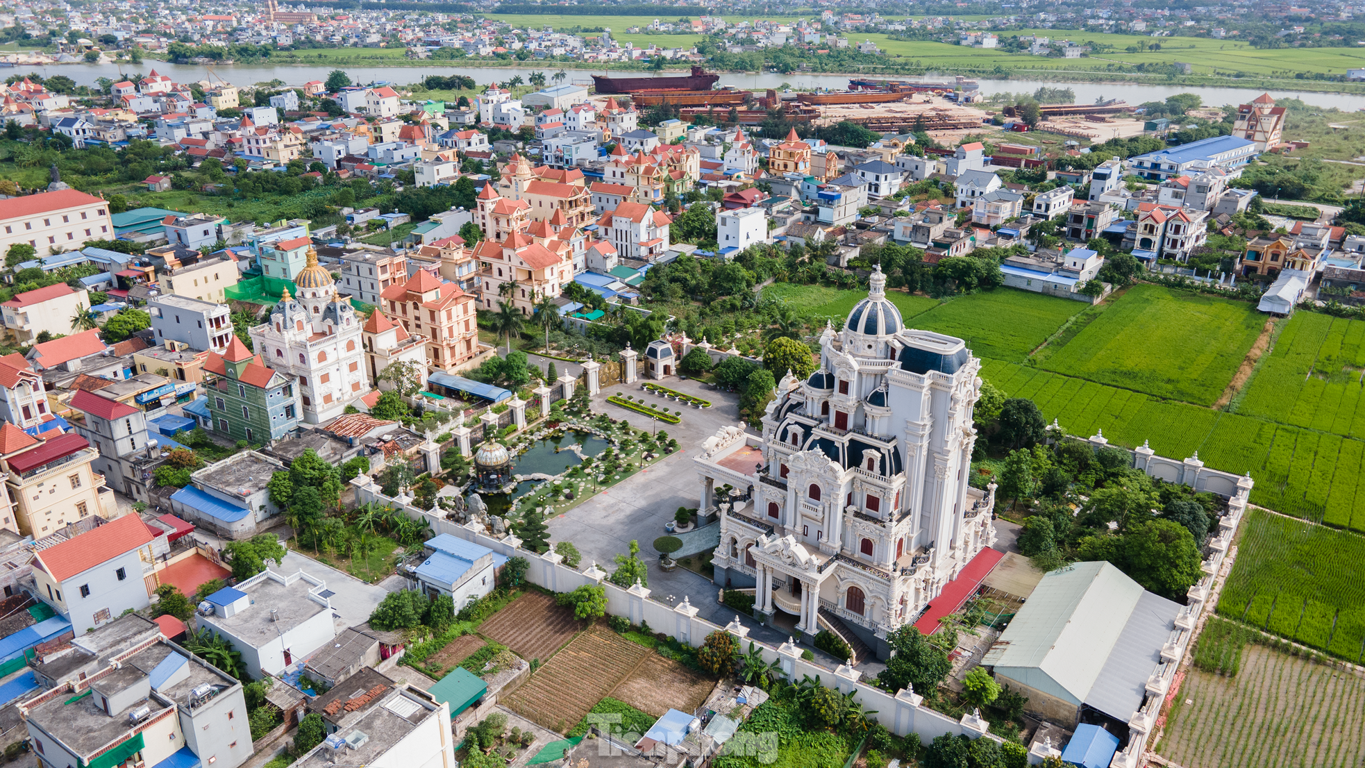 Ngôi làng tỷ phú nức tiếng tại Nam Định: Toàn dinh thự, lâu đài và tàu trăm tỷ xuôi ngược khắp muôn nơi - Ảnh 6.