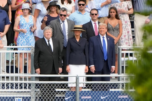 Ông Trump và bà Melania gây chú ý tại lễ tốt nghiệp con trai Barron - Ảnh 2.