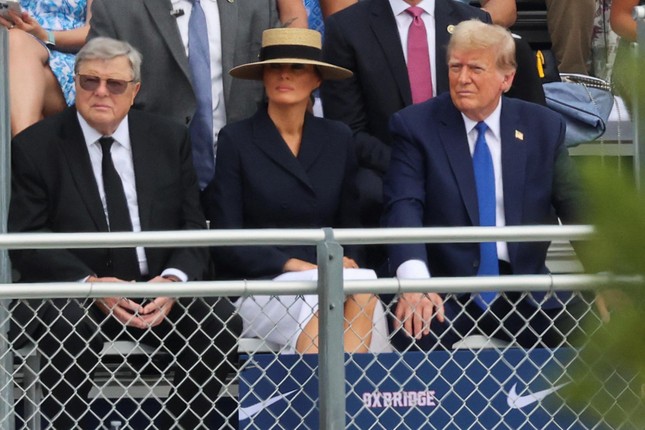 Ông Trump và bà Melania gây chú ý tại lễ tốt nghiệp con trai Barron - Ảnh 3.