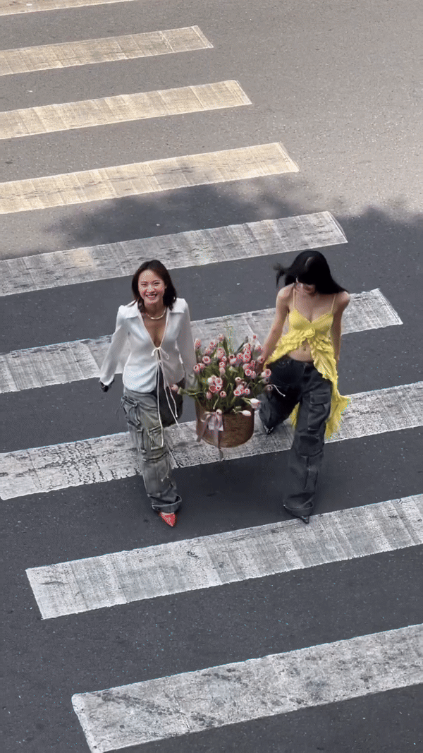 2 gái xinh hot nhờ serie lên đồ cho BFF: Thân nhau vì cùng chung năng lượng 2 gái xinh hot nhờ serie lên đồ cho BFF: Thân nhau vì cùng chung năng lượng