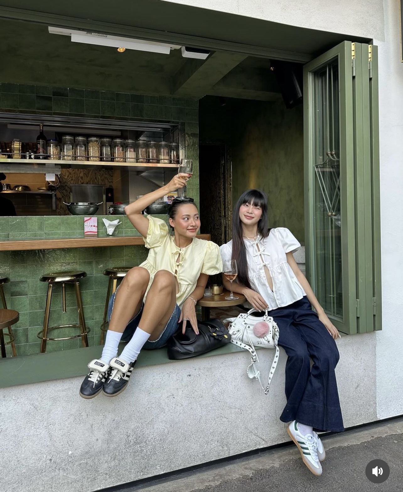 2 gái xinh hot nhờ serie lên đồ cho BFF: Thân nhau vì cùng chung năng lượng 2 gái xinh hot nhờ serie lên đồ cho BFF: Thân nhau vì cùng chung năng lượng