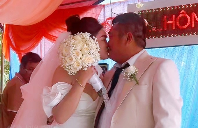 Thằng Cò Phùng Ngọc làm đám cưới lần 2 ở quê nhà, khoá môi ngọt ngào với vợ kém 10 tuổi - Ảnh 3.