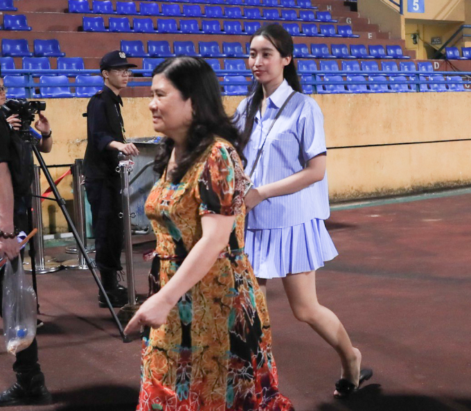 Không còn cảnh &quot;thờ ơ&quot;, chủ tịch CLB Hà Nội có thái độ khác hẳn, vui ra mặt với hoa hậu Đỗ Mỹ Linh - Ảnh 4.