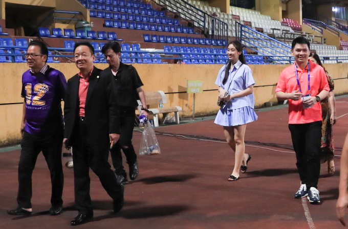 Không còn cảnh &quot;thờ ơ&quot;, chủ tịch CLB Hà Nội có thái độ khác hẳn, vui ra mặt với hoa hậu Đỗ Mỹ Linh - Ảnh 1.