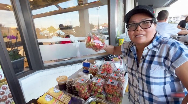 Bà chủ siêu thị khuân nguyên chợ ốc Việt Nam sang Mỹ, mở bán ngay vỉa hè: Bất ngờ về chất lượng - Ảnh 1.