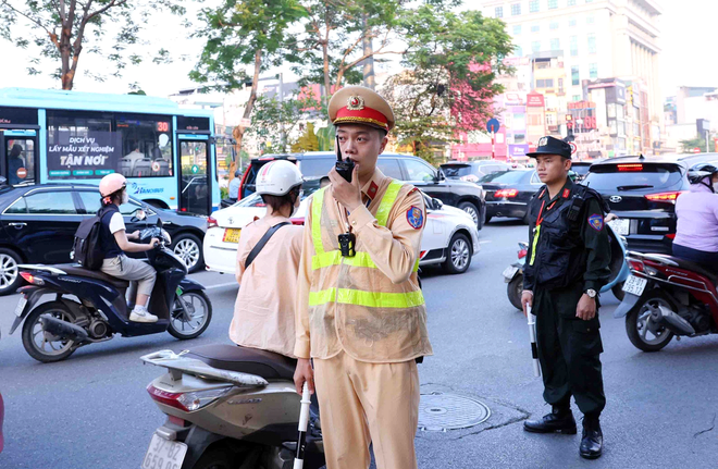 5 Tổ công tác &quot;đặc biệt&quot; của Công an Hà Nội đồng loạt xuất hiện trên đường phố để làm gì? - Ảnh 3.