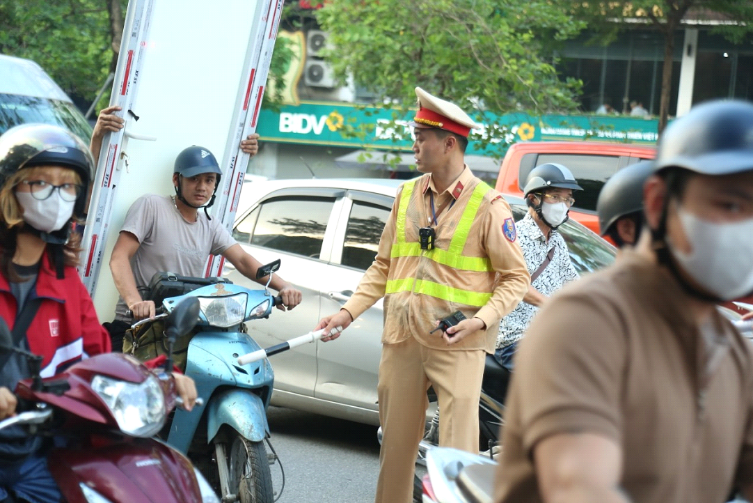 5 Tổ công tác &quot;đặc biệt&quot; của Công an Hà Nội đồng loạt xuất hiện trên đường phố để làm gì?- Ảnh 1.