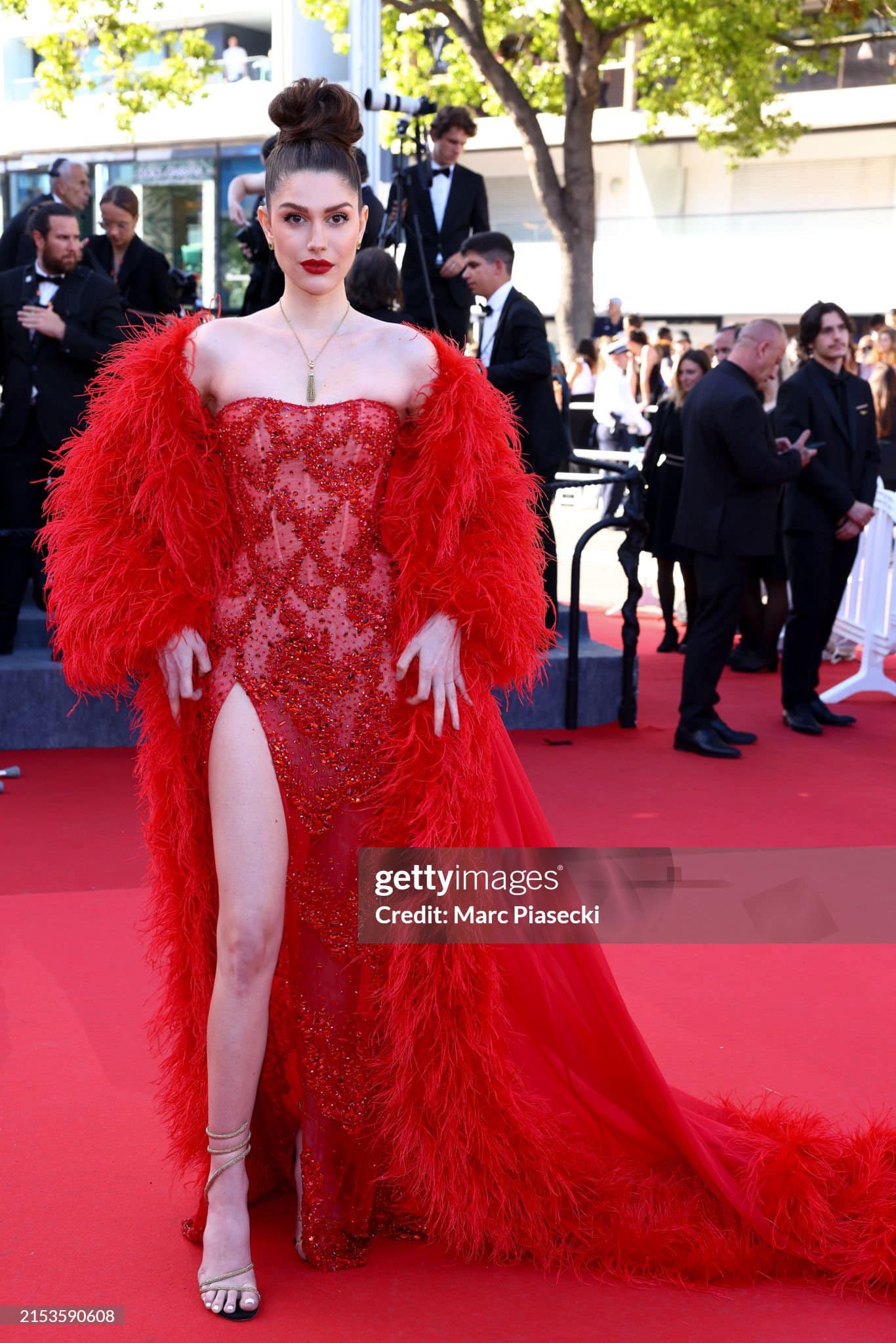Hai hoa hậu đẹp nhất thế giới trên thảm đỏ Cannes - Ảnh 3.