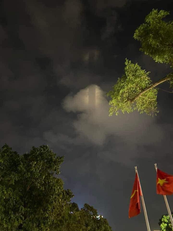 Xôn xao cột sáng kỳ bí xuất hiện trên bầu trời Hà Nội cuối tuần: Giải mã hiện tượng- Ảnh 2.