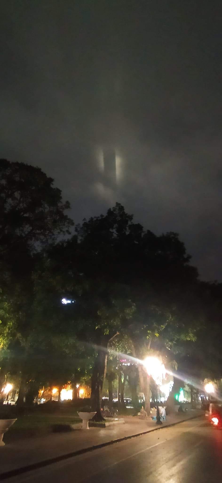 Xôn xao cột sáng kỳ bí xuất hiện trên bầu trời Hà Nội cuối tuần: Giải mã hiện tượng- Ảnh 1.