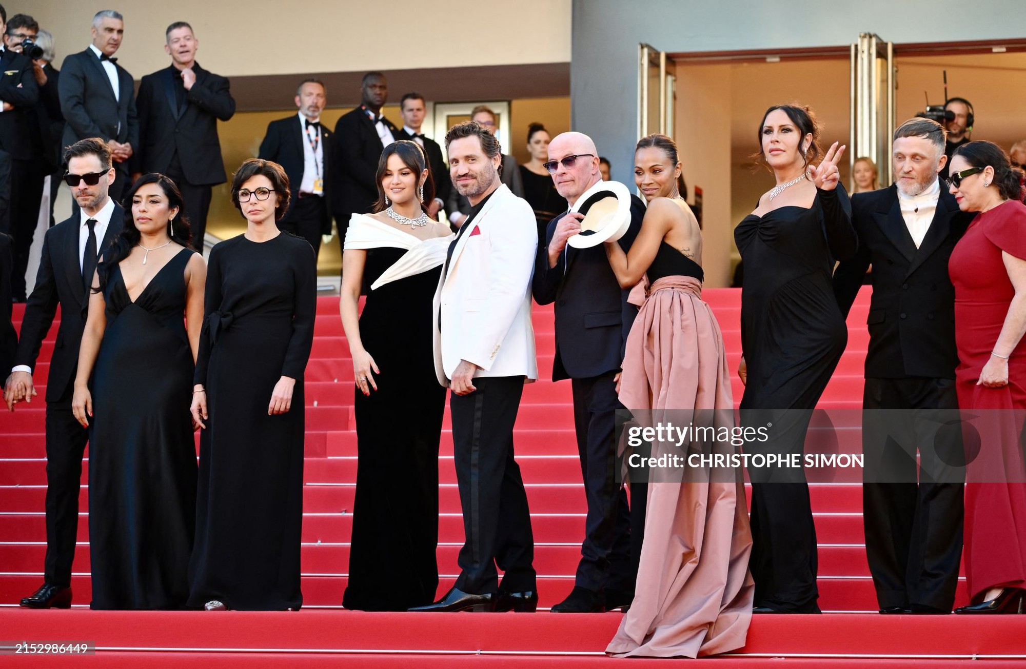 Thảm đỏ Cannes ngày 5: Selena Gomez mặc an toàn khác xa màn nhá hàng bốc lửa, Đồng Lệ Á tạo dáng lầy lội bên Bành Vu Yến - Ảnh 6.