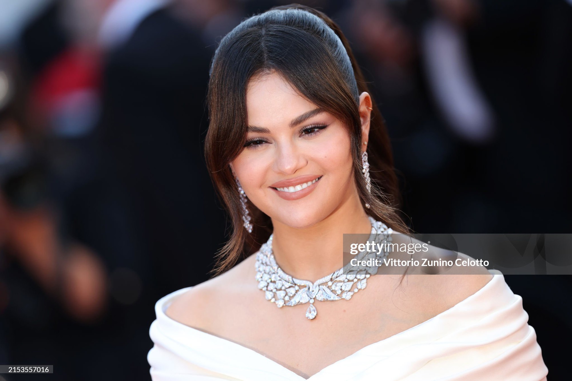 Thảm đỏ Cannes ngày 5: Selena Gomez mặc an toàn khác xa màn nhá hàng bốc lửa, Đồng Lệ Á tạo dáng lầy lội bên Bành Vu Yến - Ảnh 5.