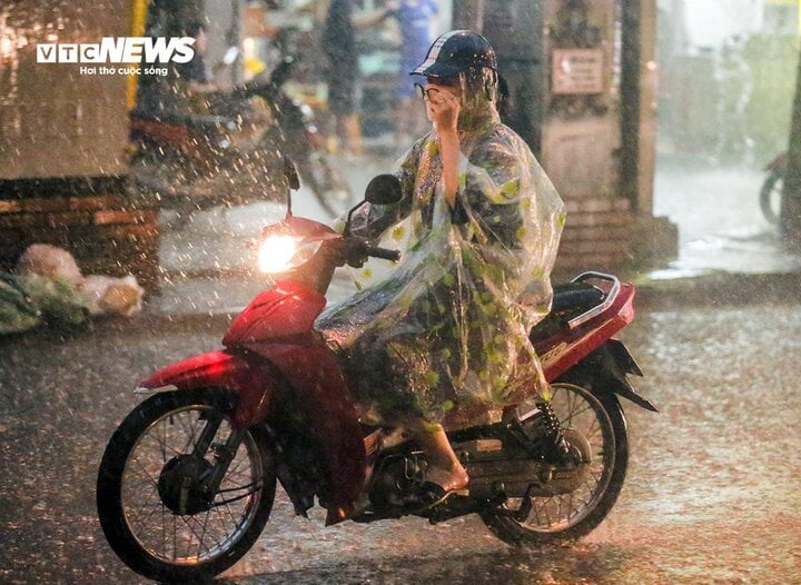 Mưa dông ở Bắc Bộ và Nam Bộ kéo dài trong nhiều ngày tới - Ảnh 2. Mưa dông ở Bắc Bộ và Nam Bộ kéo dài trong nhiều ngày tới - Ảnh 2.