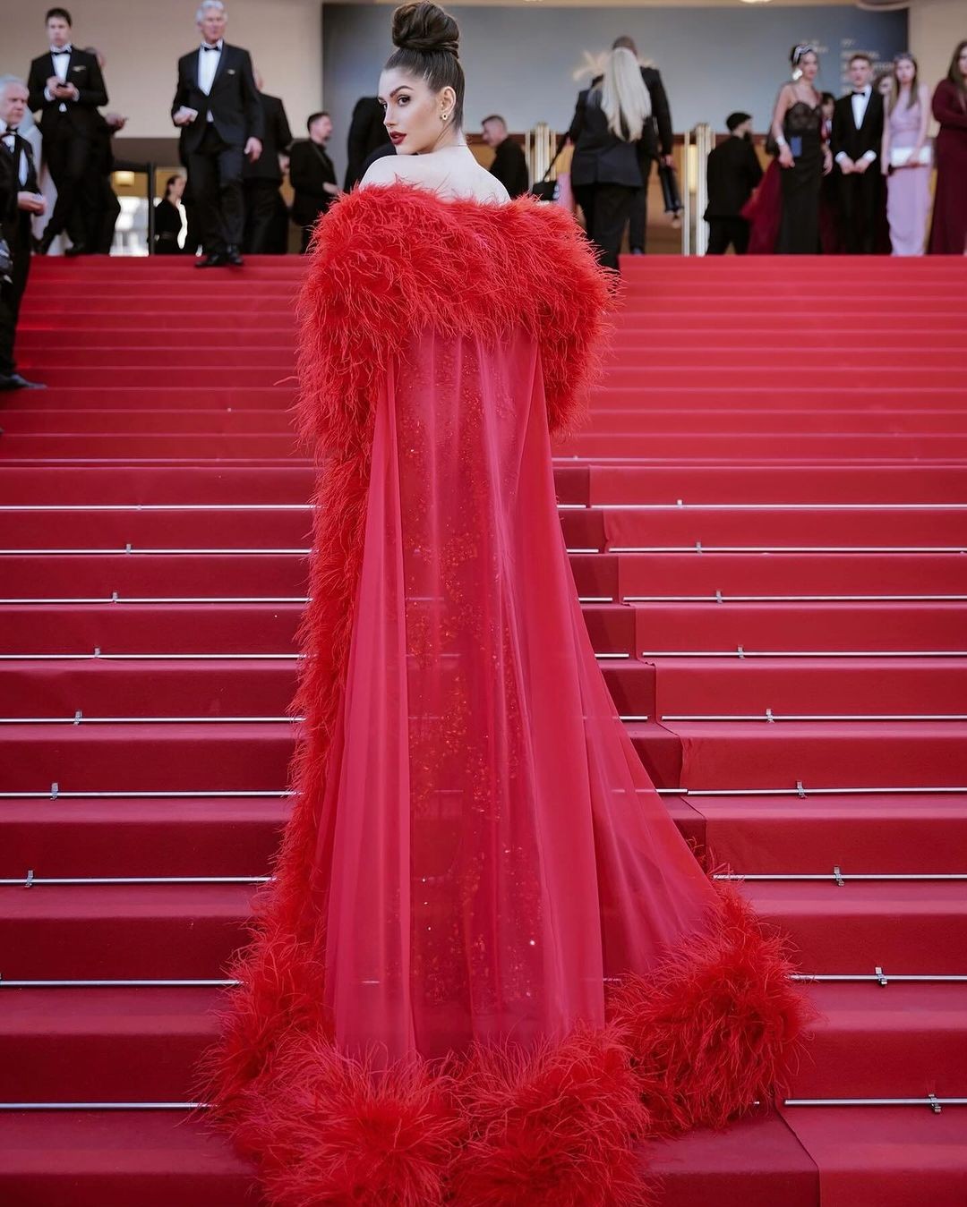 Hai hoa hậu đẹp nhất thế giới trên thảm đỏ Cannes - Ảnh 4.