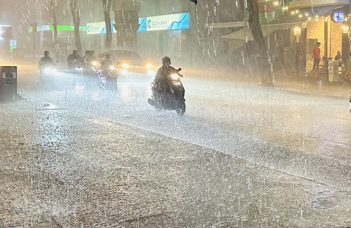 Thời tiết ngày 20/5: Hà Nội có nơi mưa rất to - Ảnh 1.