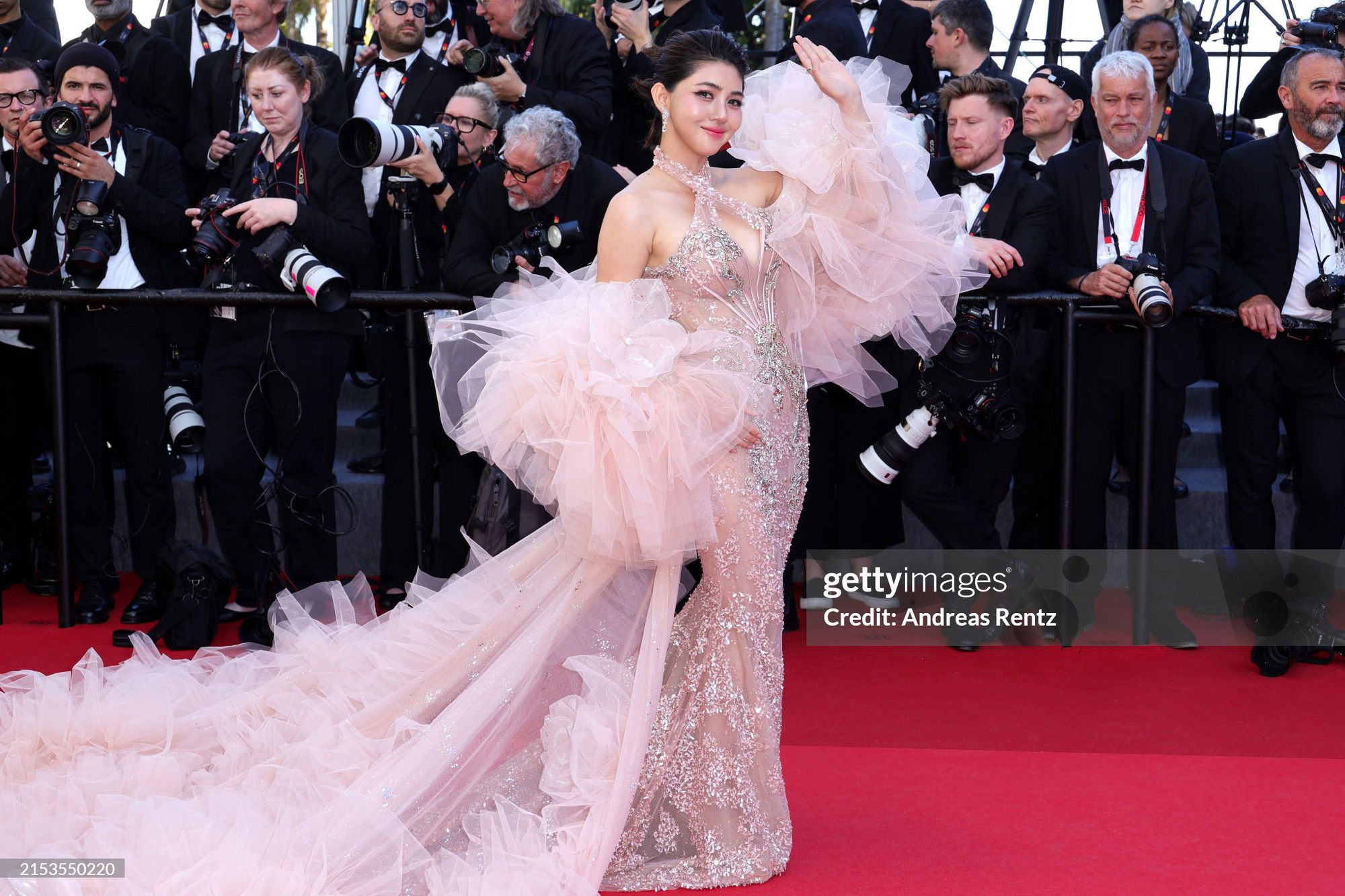 Thảm đỏ Cannes ngày 5: Selena Gomez mặc an toàn khác xa màn nhá hàng bốc lửa, Đồng Lệ Á tạo dáng lầy lội bên Bành Vu Yến - Ảnh 27.