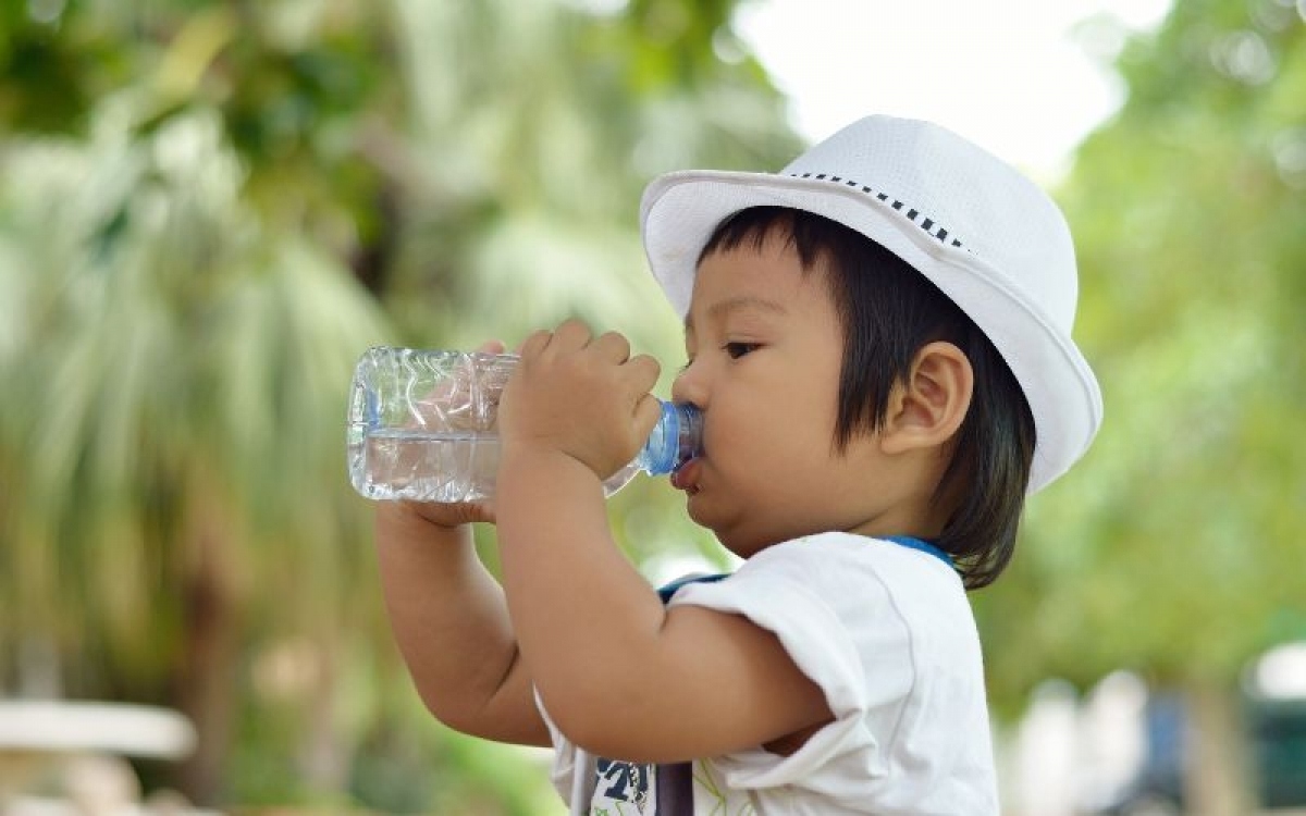 Ngày hè nắng nóng, trẻ uống nước bao nhiêu là đủ? - Ảnh 1.