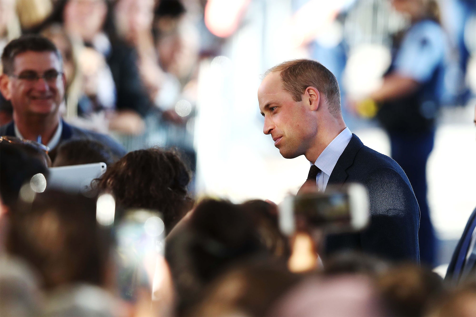 Thân vương William trả lời về tình hình sức khỏe của Vương phi Kate khi được người hâm mộ hoàng gia hỏi thăm- Ảnh 2.