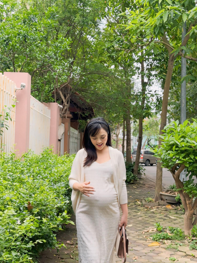 Thu Quỳnh khoe nhan sắc và bụng bầu to vượt mặt tháng cuối thai kỳ, hé lộ thông tin đặc biệt trước ngày lâm bồn - Ảnh 3.