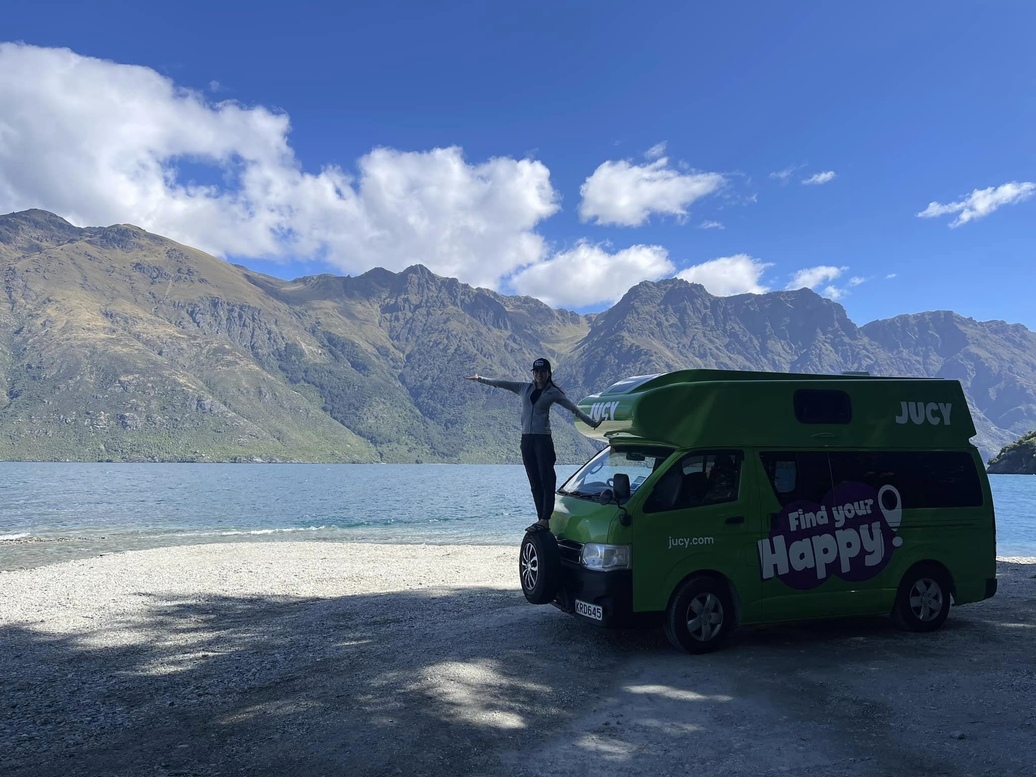 30 ngày rong ruổi khắp New Zealand: Gia đình nhỏ chọn style đi bụi, trên con xe Campervan đầy đủ ga nệm và bếp núc - Ảnh 1.