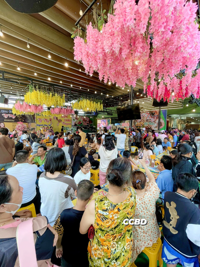Chấn động Bình Dương: Sau khi đóng cửa tại Sài Gòn, Ty Thy đã khai trương quán mới, khách tới đông nghịt như khu du lịch - Ảnh 5.