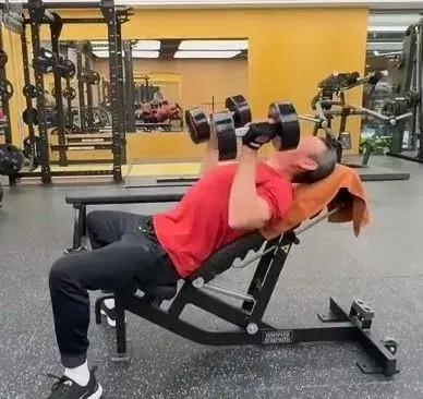 Lộ diện hình ảnh “Tào Tháo nghiện gym” ở tuổi 68: Tóc đã bạc nhưng cơ thể vẫn tráng kiện như thanh niên- Ảnh 2.