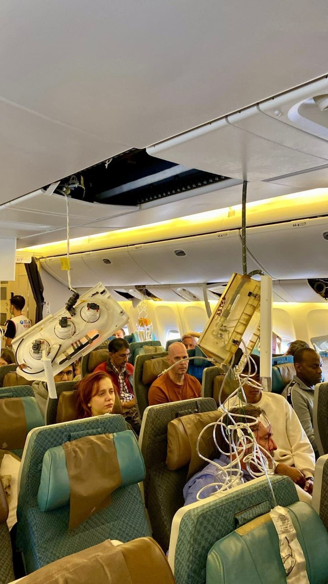 Hàng chục hành khách thương vong trên chuyến bay Singapore Airlines: Chùm ảnh và video hiện trường tiết lộ cảnh tượng kinh hoàng - Ảnh 2.