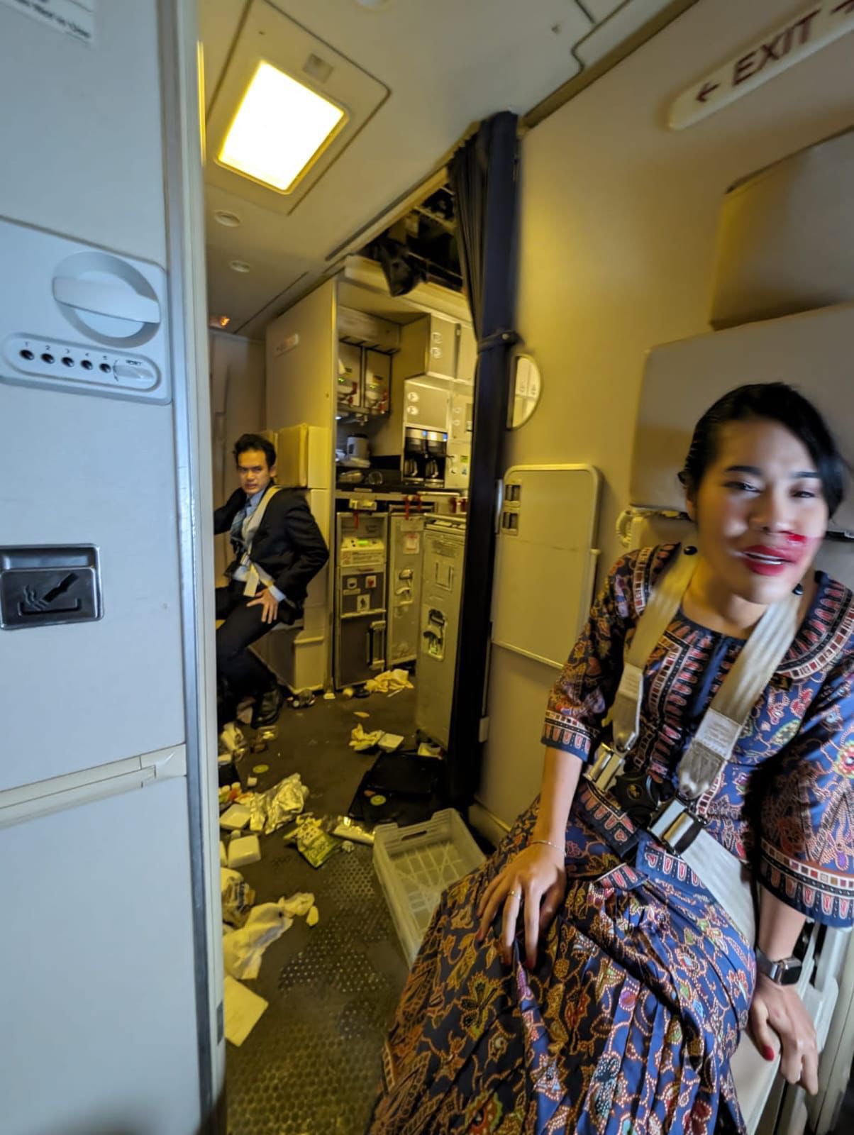 Hàng chục hành khách thương vong trên chuyến bay Singapore Airlines: Chùm ảnh và video hiện trường tiết lộ cảnh tượng kinh hoàng - Ảnh 3.