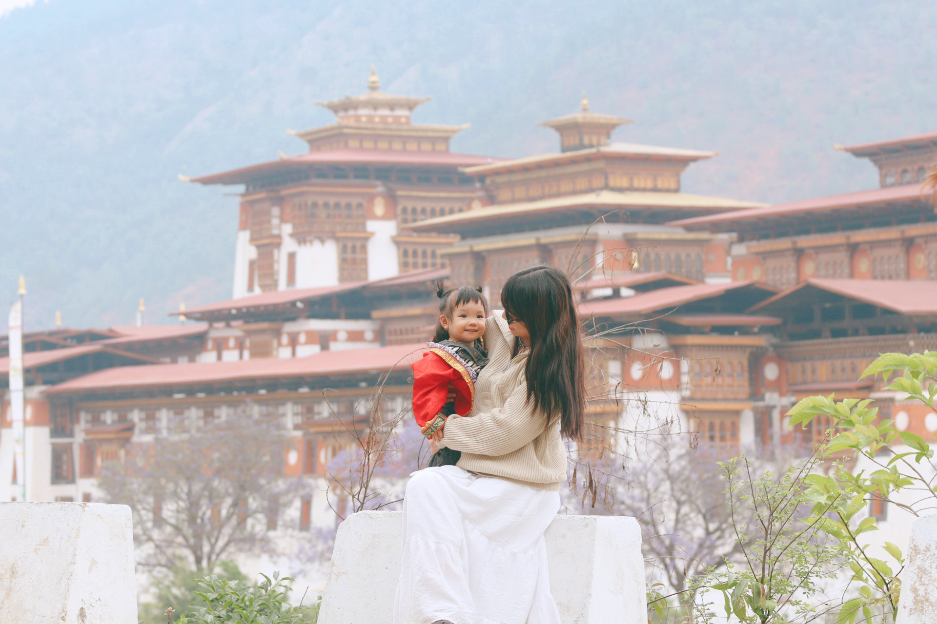 Trải nghiệm đầu đời đáng nhớ ở xứ sở hạnh phúc Bhutan của em bé 19 tháng tuổi, ngắm ảnh ngỡ như một giấc mơ - Ảnh 8.