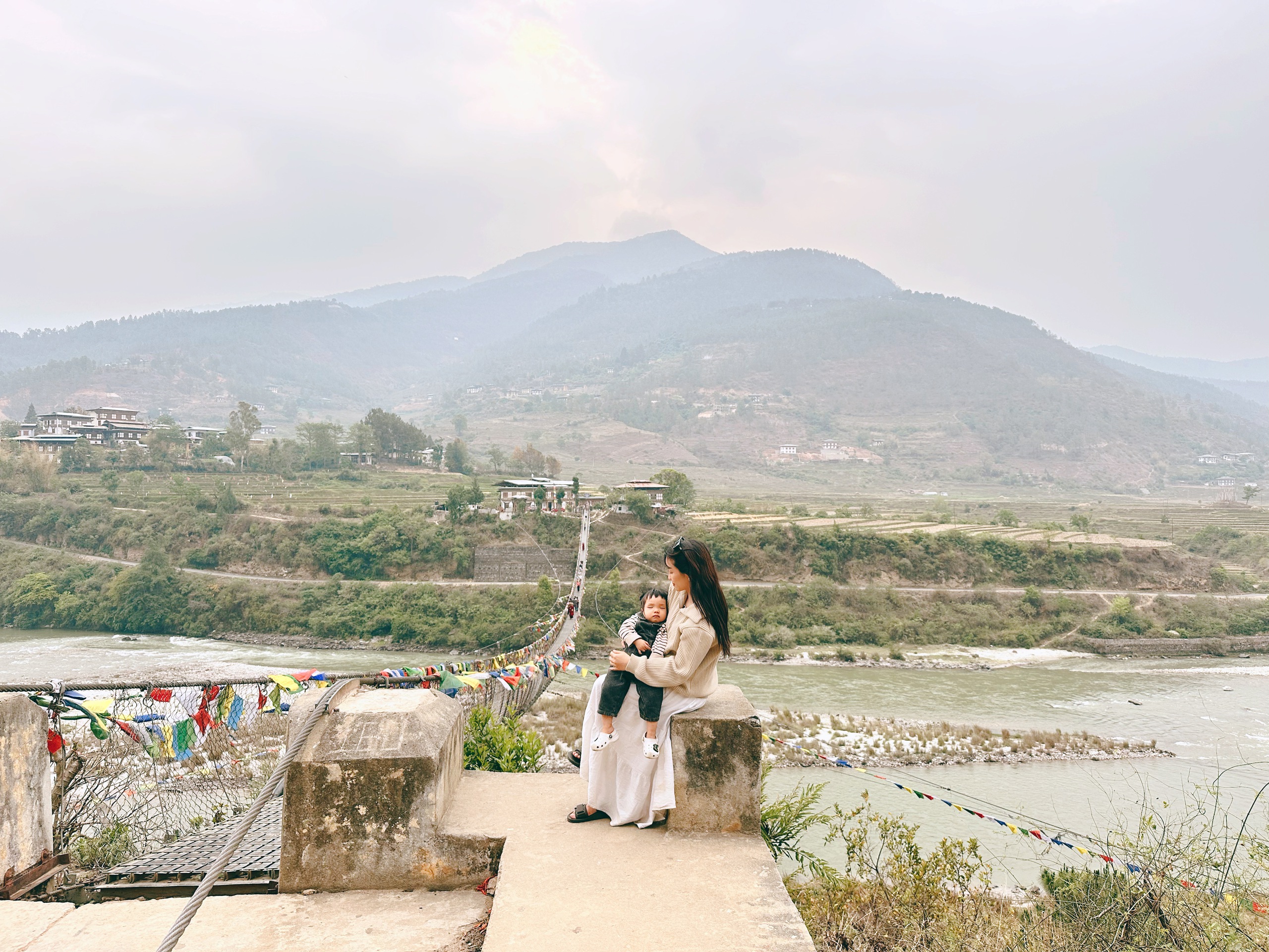Trải nghiệm đầu đời đáng nhớ ở xứ sở hạnh phúc Bhutan của em bé 19 tháng tuổi, ngắm ảnh ngỡ như một giấc mơ - Ảnh 1.