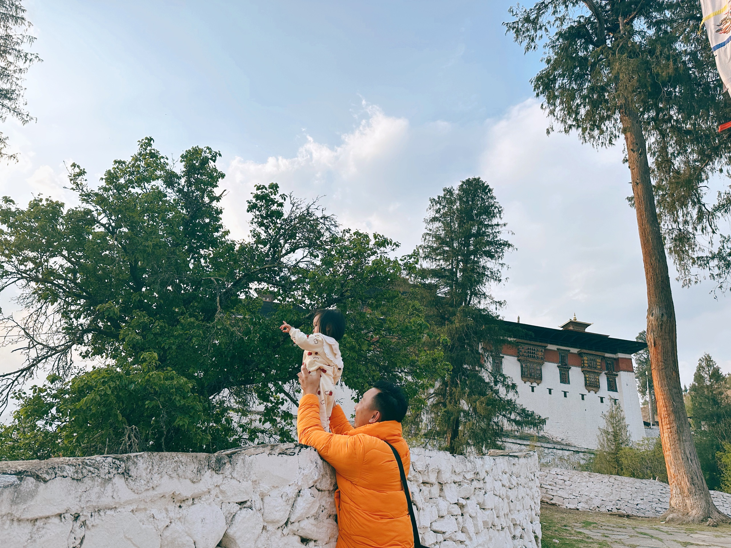 Trải nghiệm đầu đời đáng nhớ ở xứ sở hạnh phúc Bhutan của em bé 19 tháng tuổi, ngắm ảnh ngỡ như một giấc mơ - Ảnh 6.