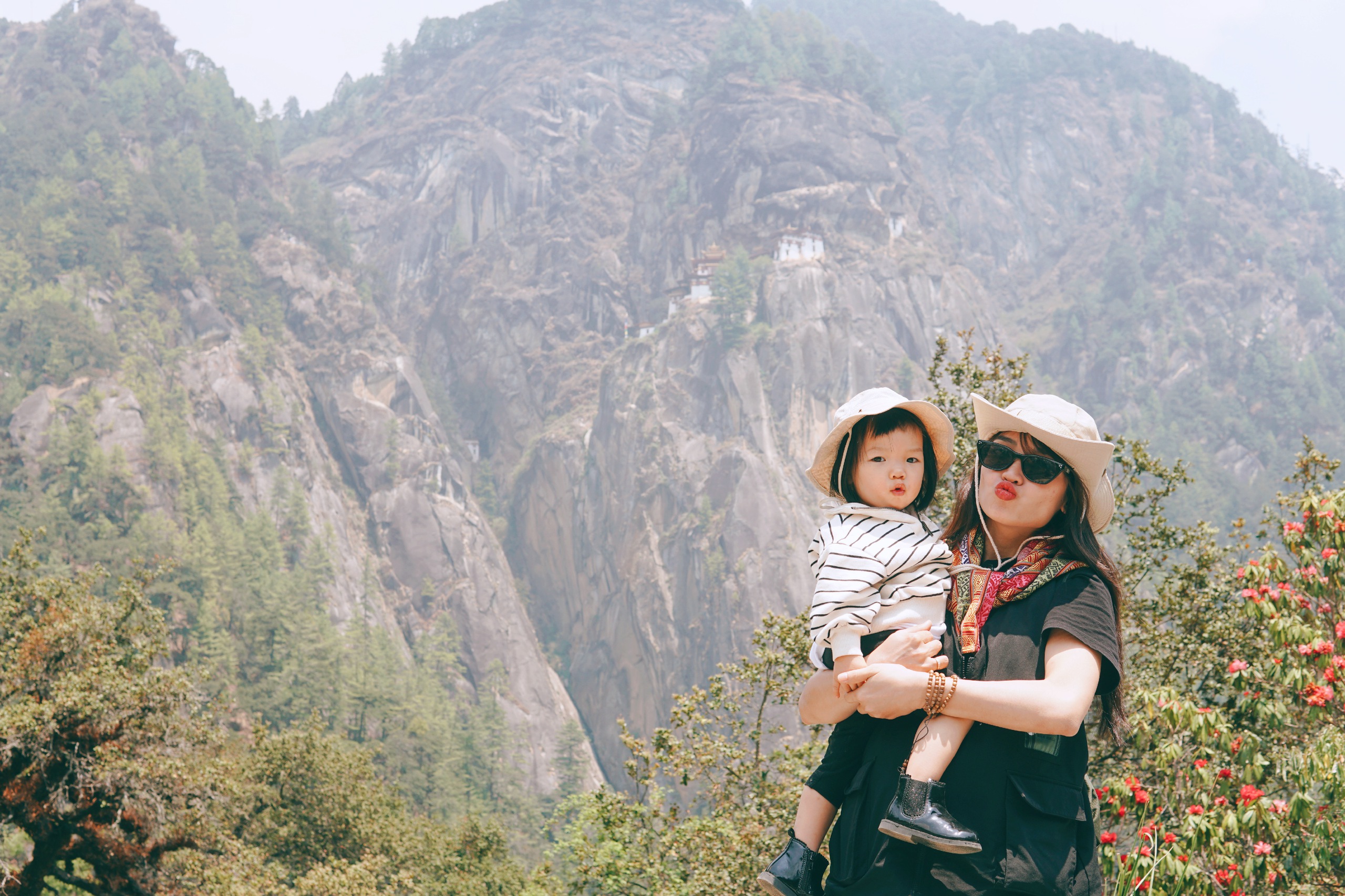Trải nghiệm đầu đời đáng nhớ ở xứ sở hạnh phúc Bhutan của em bé 19 tháng tuổi, ngắm ảnh ngỡ như một giấc mơ - Ảnh 2.