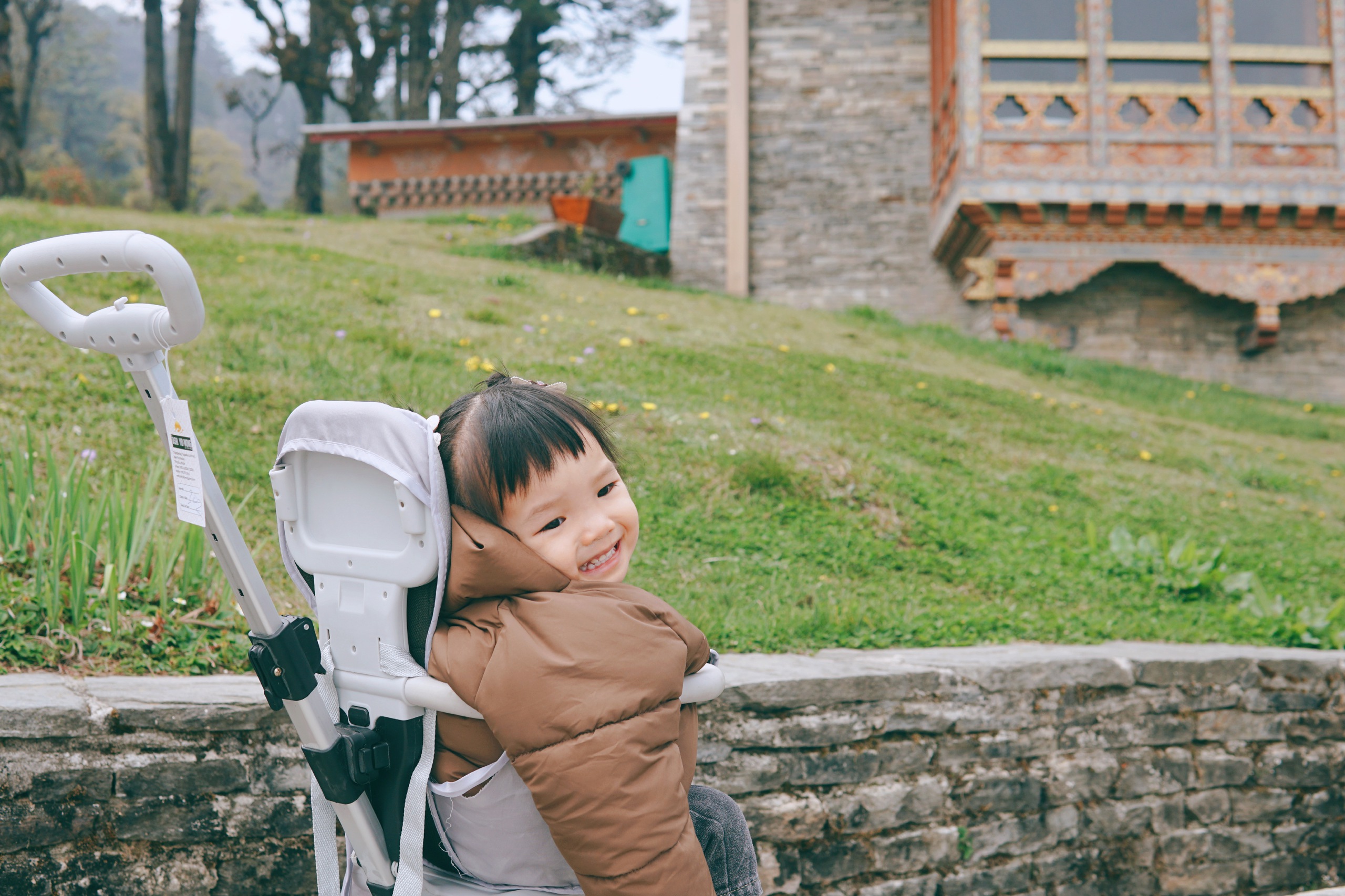 Trải nghiệm đầu đời đáng nhớ ở xứ sở hạnh phúc Bhutan của em bé 19 tháng tuổi, ngắm ảnh ngỡ như một giấc mơ - Ảnh 3.