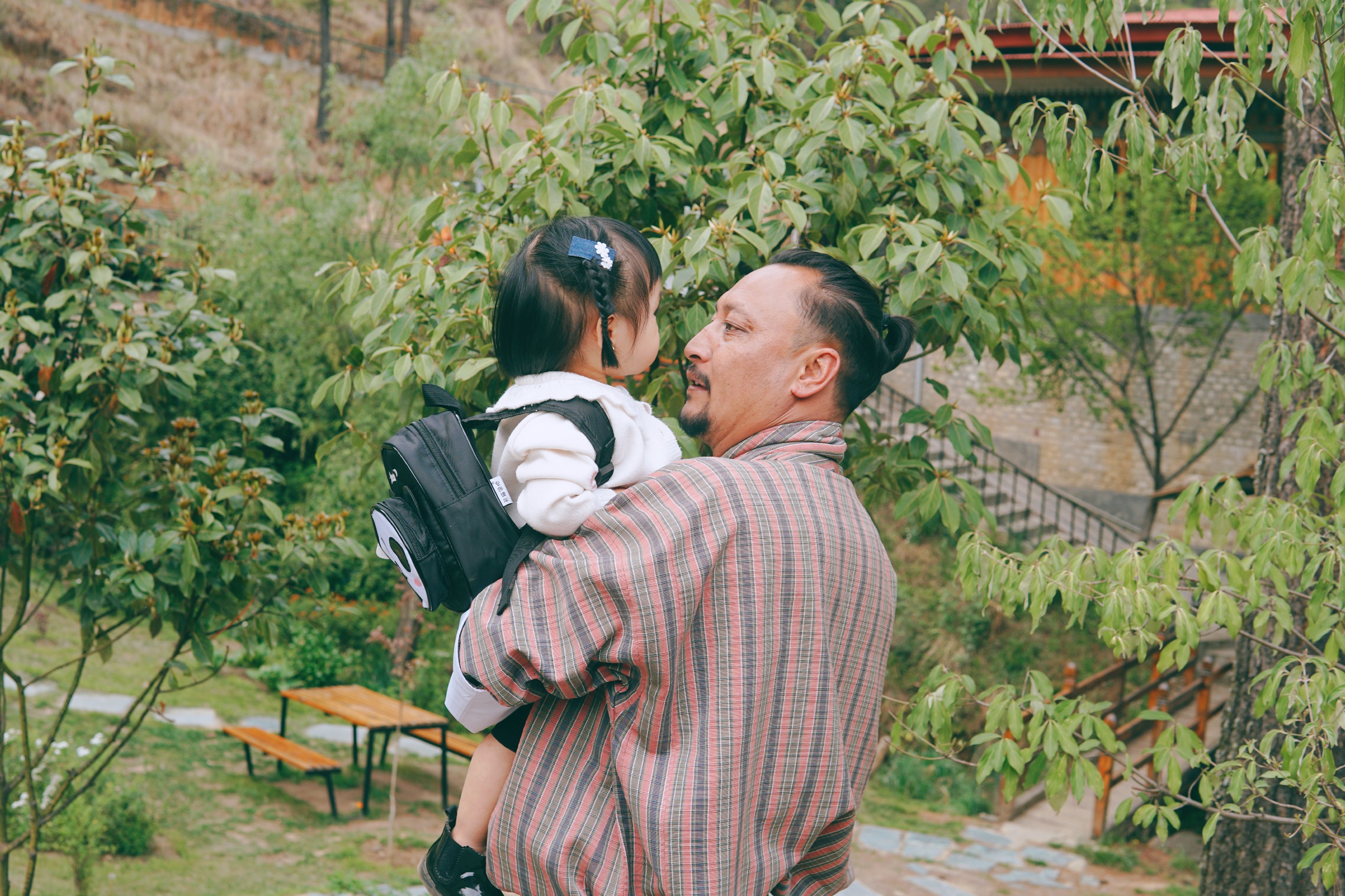 Trải nghiệm đầu đời đáng nhớ ở xứ sở hạnh phúc Bhutan của em bé 19 tháng tuổi, ngắm ảnh ngỡ như một giấc mơ - Ảnh 4.