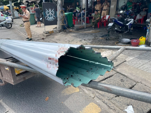 Xe chở tôn đi ngược chiều “chém” thương vong 2 người đi xe máy - Ảnh 3. Xe chở tôn đi ngược chiều “chém” thương vong 2 người đi xe máy - Ảnh 3.