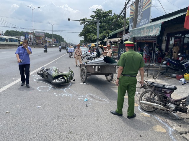 Xe chở tôn đi ngược chiều “chém” thương vong 2 người đi xe máy - Ảnh 2. Xe chở tôn đi ngược chiều “chém” thương vong 2 người đi xe máy - Ảnh 2.