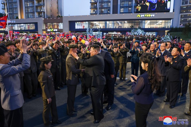 Yonhap: Con gái ông Kim Jong Un mặc trang phục khác thường sau 2 tháng vắng bóng, gây sốt ở Hàn Quốc - Ảnh 5.