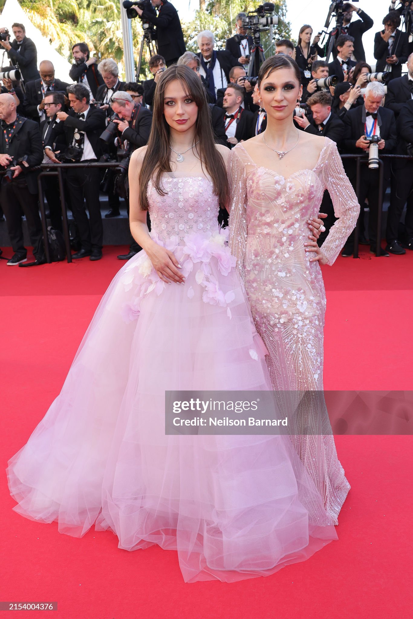 Thảm đỏ Cannes ngày 8: Thiên thần Victorias Secret đại chiến, phô visual và sắc vóc khét lẹt! - Ảnh 36.