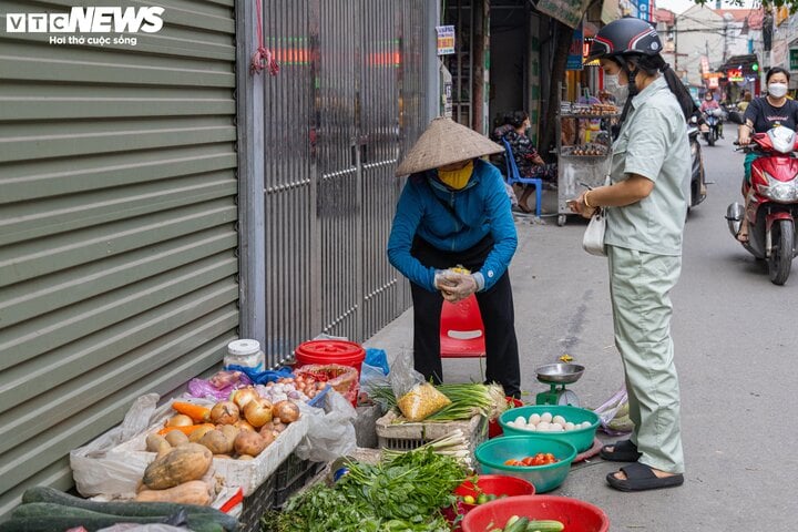 Thu nhập bèo bọt, giá hàng hóa lại cao ngất, công nhân sợ hãi khi đi chợ - Ảnh 2.