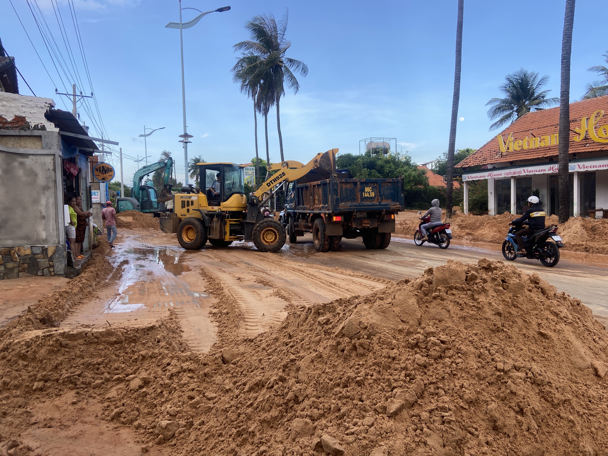 Người dân bàng hoàng kể lại khoảnh khắc lũ cát ập xuống đường Mũi Né: 62 tuổi chưa từng chứng kiến, chỉ 5 phút đã vùi lấp hết tài sản - Ảnh 7.