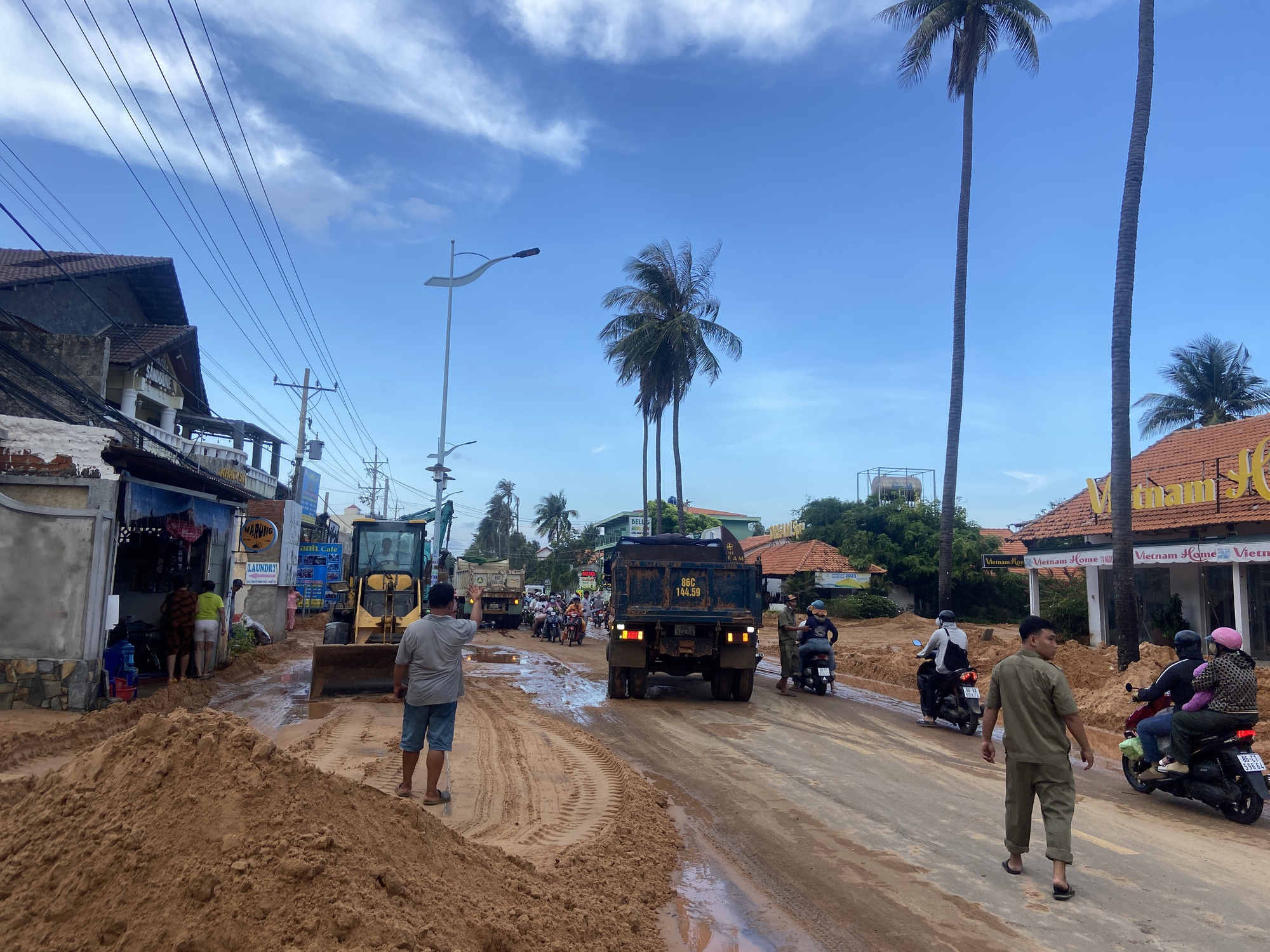 Người dân bàng hoàng kể lại khoảnh khắc lũ cát ập xuống đường Mũi Né: 62 tuổi chưa từng chứng kiến, chỉ 5 phút đã vùi lấp hết tài sản - Ảnh 8.