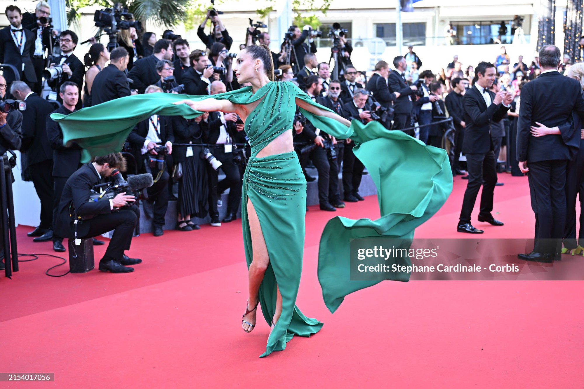 Thảm đỏ Cannes ngày 8: Thiên thần Victorias Secret đại chiến, phô visual và sắc vóc khét lẹt! - Ảnh 38.