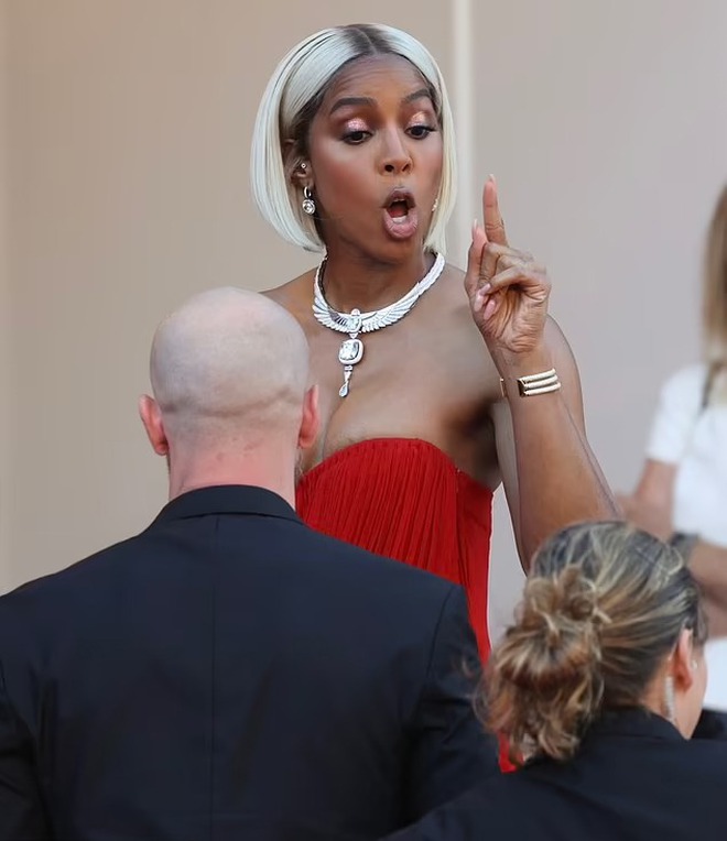 Nữ ca sĩ hạng A nổi cáu, quyết ăn thua quát tháo BTC Cannes trên thảm đỏ vì 1 lý do - Ảnh 6.